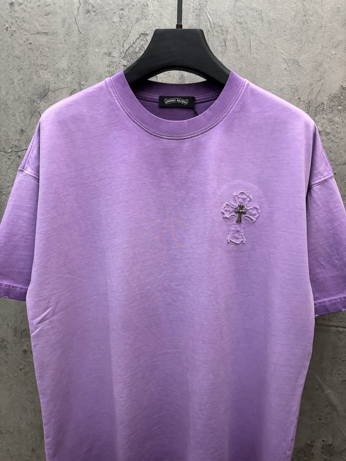 P200 top version, real shot without P, ​​different from market currency) 𝗖𝗵𝗿𝗼𝗺𝗲 𝗛𝗲𝗮𝗿𝘁𝘀/Croxin 2026 spring new original single counter American laser burnt patch embroidered couple short sleeves 👑The highest version! Customized fabric 330g, washed and fried. Best-selling model at the counter. Very comfortable to wear. Accessories: Original molded and authenticated collar label➕100% silk wash label. Genuine purchase-grade original hangtag➕matching hanging rope➕3D hanging beads➕original packaging bag. Craftsmanship: The original version has consistent wiring! The highest version of the armhole matching technique! Color: Khaki Black Rose Red Light Blue Purple Size: S M L XL Style Number: 26-2002
